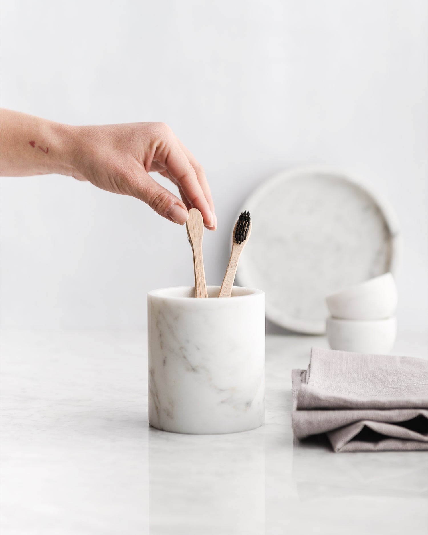 Sempre dopo i pasti – Portaspazzolini in marmo bianco di Carrara