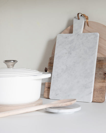 Ci penso io - Chopping board in white Carrara marble and leather.